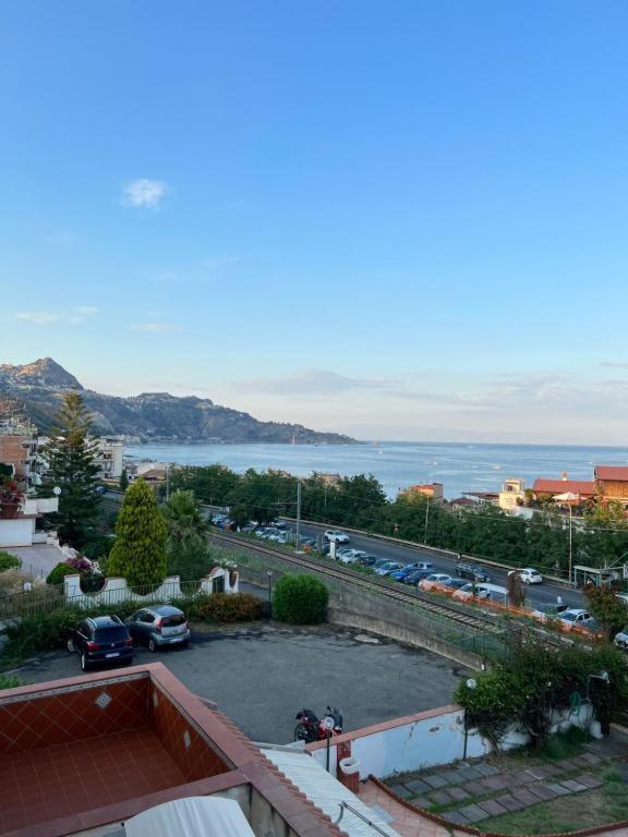 Casa Vacanza Giardini Naxos Taormina Miranaxos Bagian luar foto